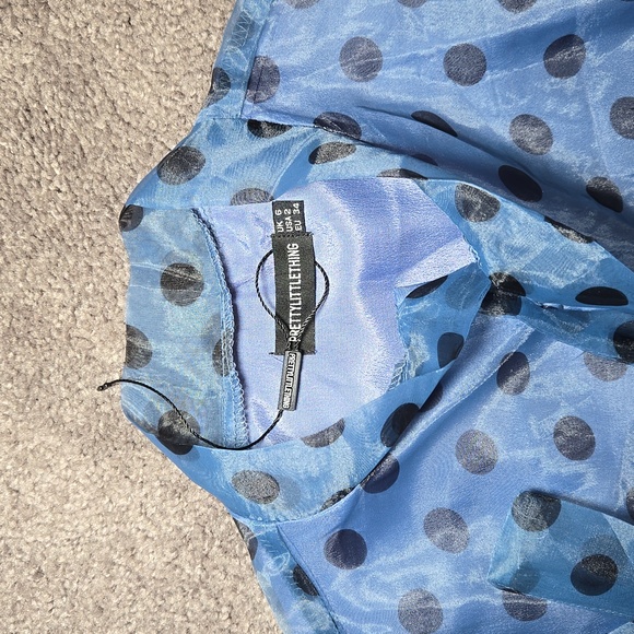 PrettyLittleThing Light blue polka dot Exlusive Organza Shirt with puff sleeves - Picture 6 of 8